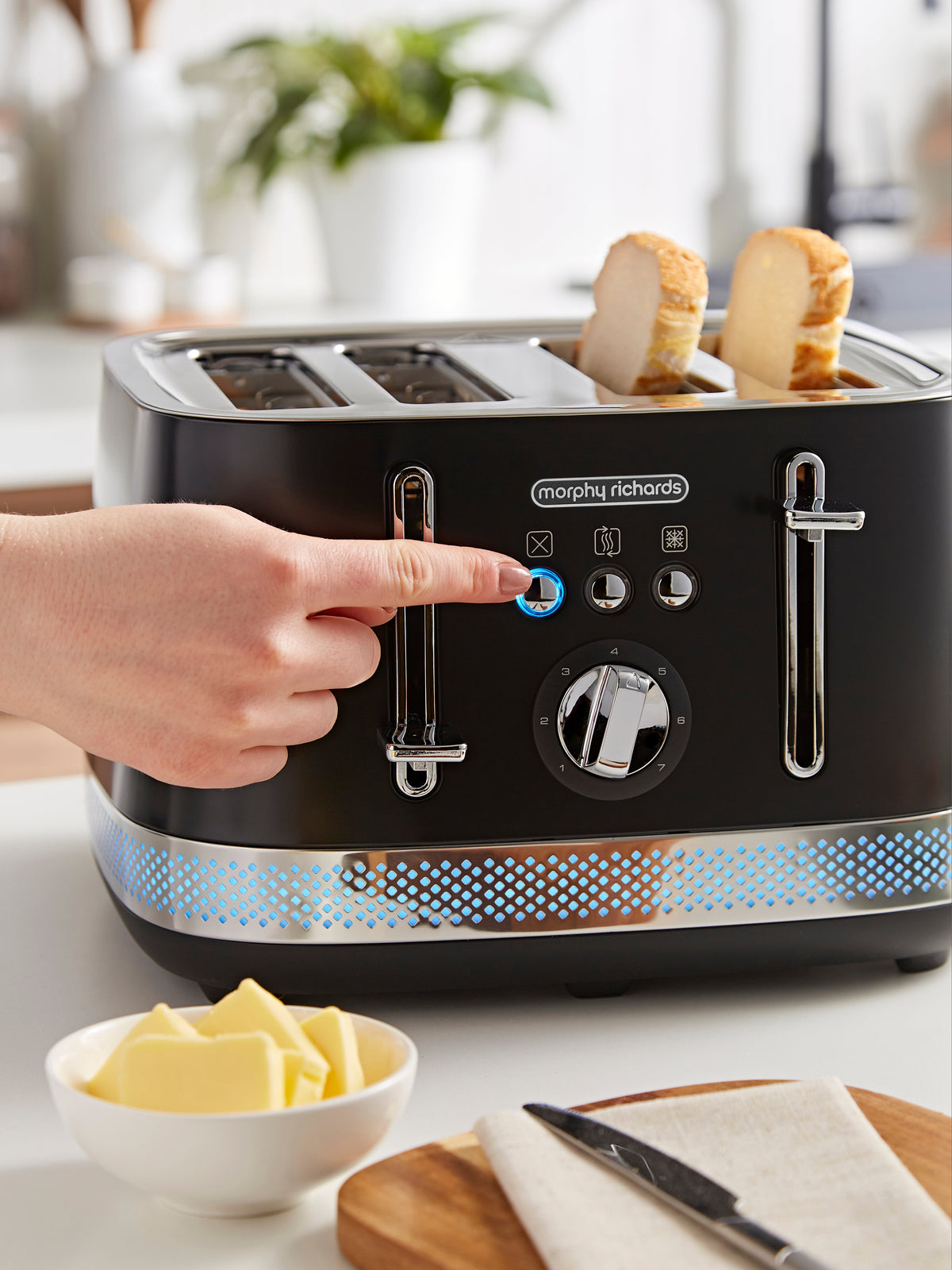 Morphy Richards Illumination 4-Slice Toaster Black | 248020 view 4